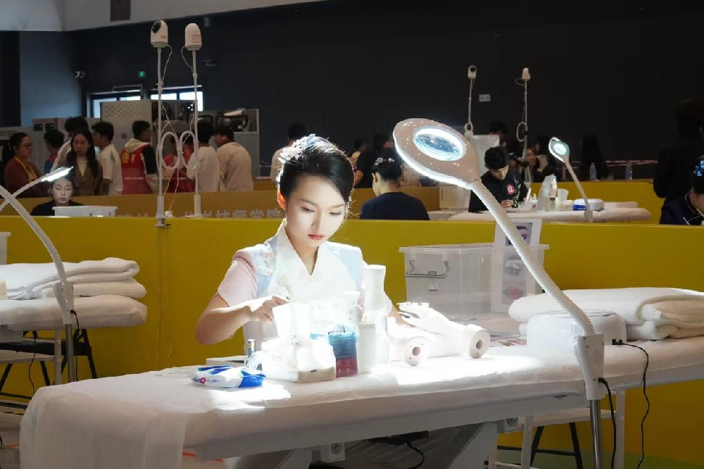技能照亮前程：00后何梅春的逐梦之路
